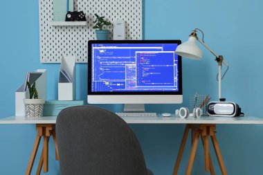 Ofisinde bilgisayar ve aygıtlar bulunan programcının çalışma yeri