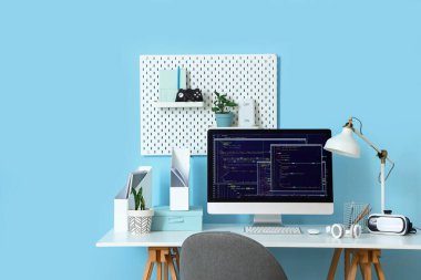 Ofisinde bilgisayar ve aygıtlar bulunan programcının çalışma yeri