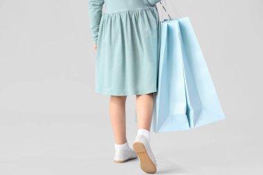 Alış veriş torbaları açık arkaplan, arka plan manzaralı şirin küçük kız.