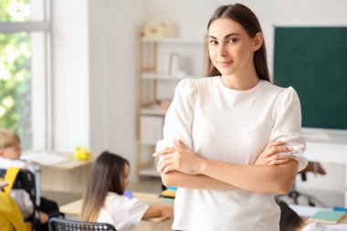 genç kadın öğretmen sınıfta