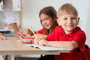 Ders sırasında küçük okul çocuğu sınıfta.