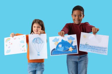 Mavi arka planda çizimleri olan sevimli küçük çocuklar.