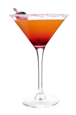 Beyaz arka planda Cadılar Bayramı için bir bardak lezzetli Margarita kokteyli.