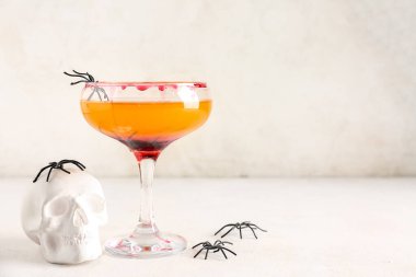 Cadılar Bayramı için bir bardak lezzetli Margarita kokteyli. Kafatası ve arka planda örümcekler var.