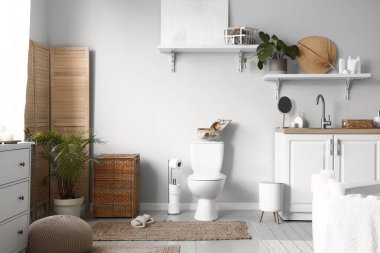 Seramik klozetli, lavabolu ve gösterişli tuvaletlerin olduğu ışık tuvaleti.