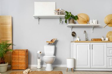 Seramik klozetli, lavabolu ve gösterişli tuvaletlerin olduğu ışık tuvaleti.