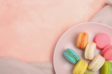 Pembe arka planda tatlı badem kurabiyesi tabağı