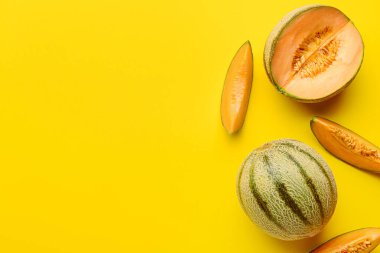 Sarı arka planda olgun kavunlar