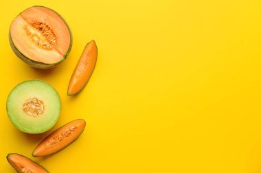 Sarı arka planda olgun kavunlar