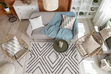 Oturma odası, koltuklar ve kanepe, üst manzara.