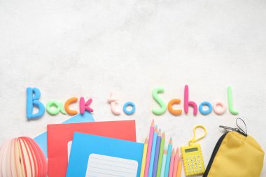 Açık arkaplan üzerinde okula ve kırtasiyeye metin