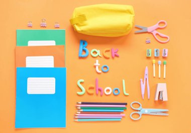 Turuncu arkaplanda okula ve kırtasiyeye metin