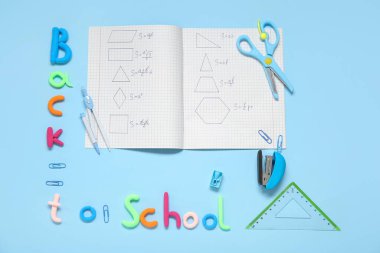 Açık mavi arkaplan üzerinde okula ve kırtasiyeye metin