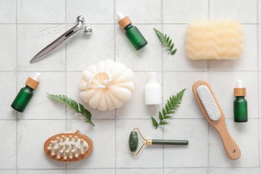 Yüz masajı silindirleri ve hafif fayanslı banyo malzemeleri.