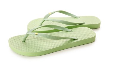 Beyaz arka planda yeşil kadın terlikleri