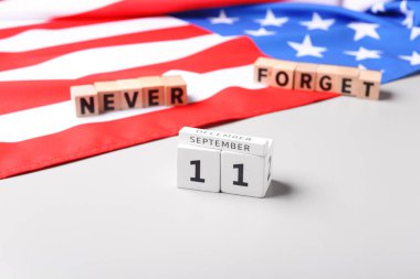 Gri zemin üzerinde Ulusal Namaz Günü ve Terörist Saldırılar Mağdurları için Anma Takvimi