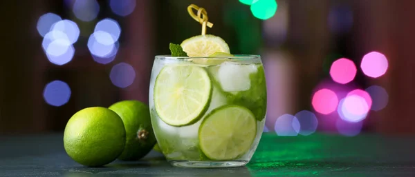 Glas Färsk Mojito Med Lime Bordet Baren — Stockfoto