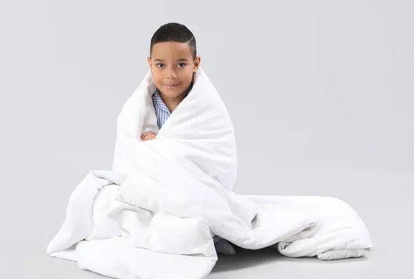 Menino Afro Americano Com Cobertor Macio Sentado Fundo Claro — Fotografia de Stock