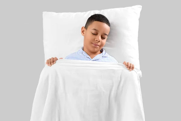 非洲裔男孩 有柔软的毛毯和枕头 背景浅 — 图库照片
