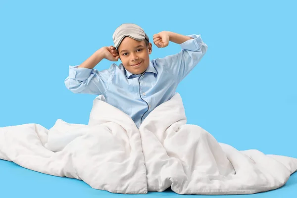 Kleiner Afroamerikanischer Junge Mit Schlafmaske Und Weicher Decke Auf Blauem — Stockfoto