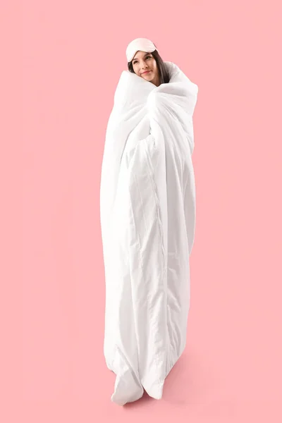 Schöne Träumende Junge Frau Mit Weicher Decke Die Auf Rosa — Stockfoto