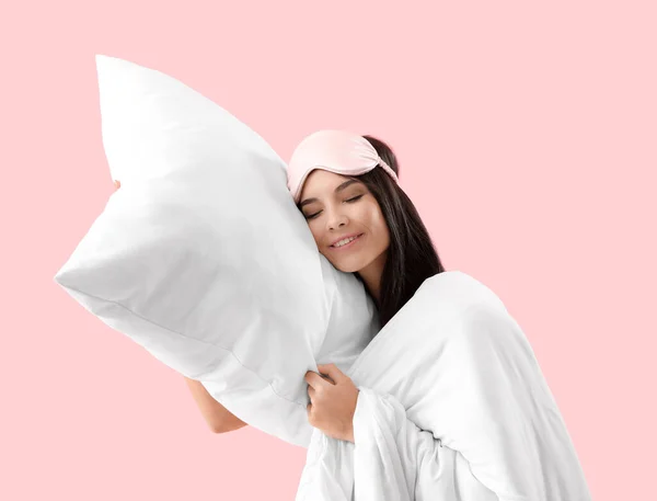 漂亮的年轻女子 有柔软的枕头和毯子 睡在粉色的背景上 — 图库照片