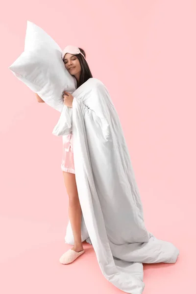 Schöne Junge Frau Schlafanzug Mit Weichen Kissen Und Decke Schlafend — Stockfoto
