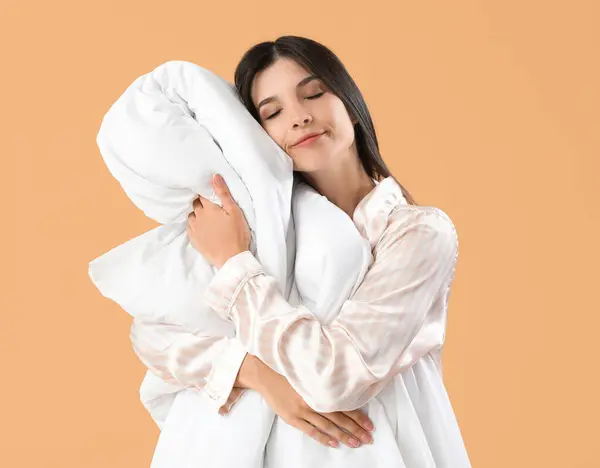 Schöne Glückliche Junge Frau Mit Weicher Decke Die Auf Blassorangefarbenem — Stockfoto