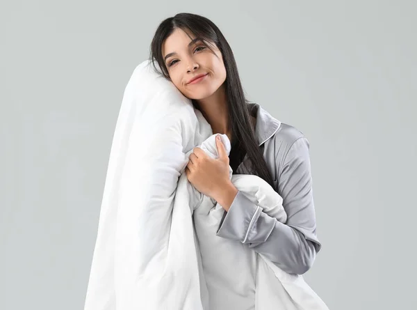 Красивая Счастливая Молодая Женщина Мягким Одеялом Сером Фоне — стоковое фото