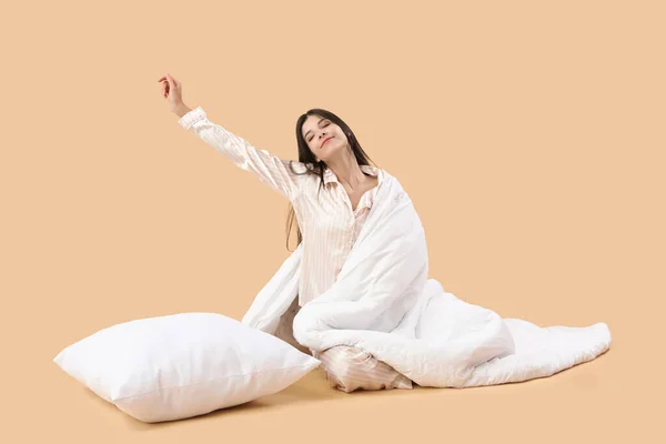Erwachen Schöne Junge Frau Mit Weicher Decke Und Kissen Auf — Stockfoto