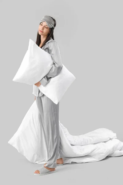 Красивая Сонная Молодая Женщина Мягким Одеялом Подушкой Сером Фоне — стоковое фото