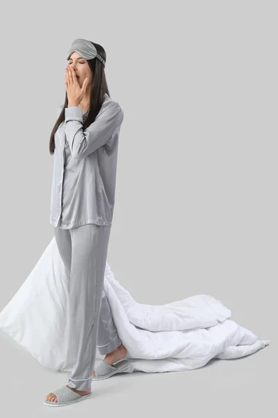 Schöne Junge Frau Mit Weicher Decke Und Kissen Gähnt Auf — Stockfoto