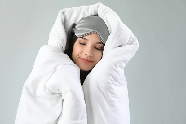 Schöne Junge Frau Weiche Decke Gehüllt Schlafend Auf Grauem Hintergrund — Stockfoto
