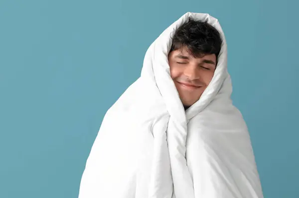 Schöner Junger Mann Weiche Decke Gehüllt Schlafend Auf Blauem Hintergrund — Stockfoto