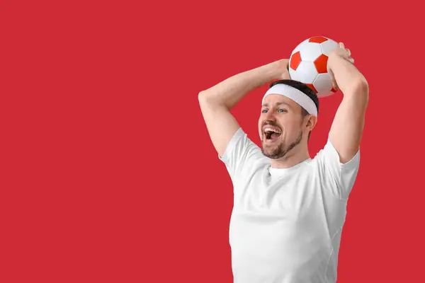 Glücklicher Fußballer Mit Ball Auf Rotem Hintergrund — Stockfoto