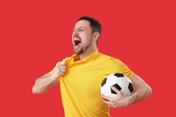 Emotionaler Mann Mit Fußball Auf Rotem Hintergrund — Stockfoto