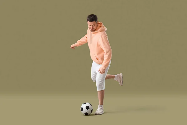 Człowiek Gra Piłką Nożną Tle Koloru — Zdjęcie stockowe
