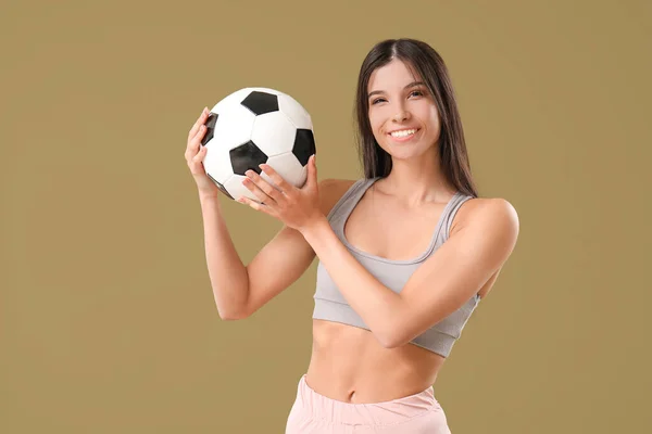 Αθλητική Νεαρή Γυναίκα Μπάλα Ποδοσφαίρου Στο Φόντο Χρώμα — Φωτογραφία Αρχείου