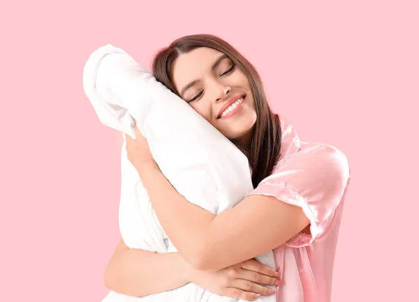ピンクの背景に柔らかい毛布を持つ若い女性 クローズアップ — ストック写真