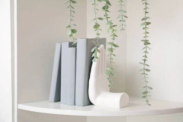 Witte Kast Met Stijlvolle Houder Voor Boeken Kamerplanten — Stockfoto