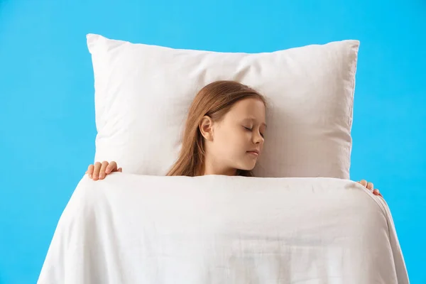 Schlafendes Kleines Mädchen Mit Kissen Und Decke Auf Blauem Hintergrund — Stockfoto