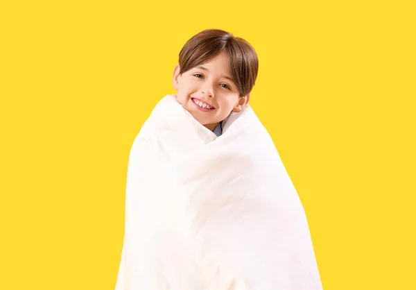 Sarı Arka Planda Battaniyeye Sarılı Küçük Bir Çocuk — Stok fotoğraf