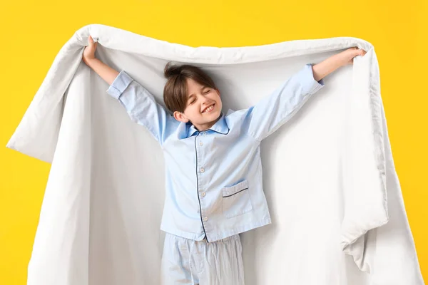 Sarı Arka Planda Battaniyesi Olan Sevimli Küçük Bir Çocuk — Stok fotoğraf