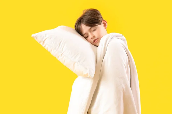 Schläfriger Kleiner Junge Mit Kissen Und Decke Auf Gelbem Hintergrund — Stockfoto