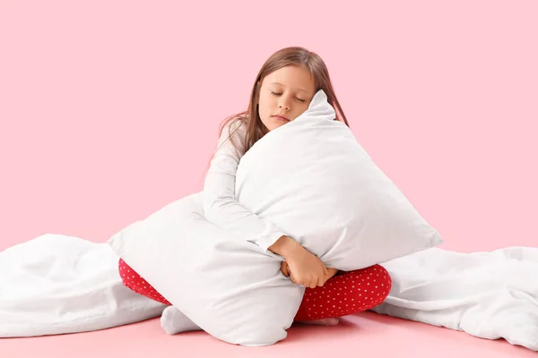 Schläfriges Kleines Mädchen Mit Kissen Und Decke Auf Rosa Hintergrund — Stockfoto
