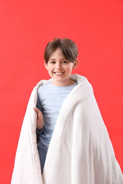 Kırmızı Arka Planda Battaniyeli Küçük Çocuk — Stok fotoğraf