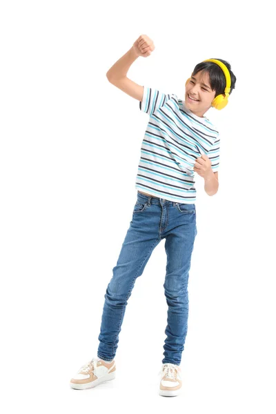 ホワイトバックで踊るヘッドフォンの小さな少年 — ストック写真