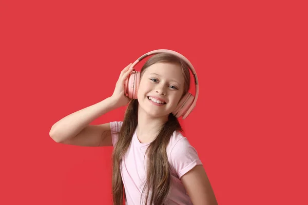 Kleines Mädchen Mit Kopfhörern Auf Rotem Hintergrund — Stockfoto