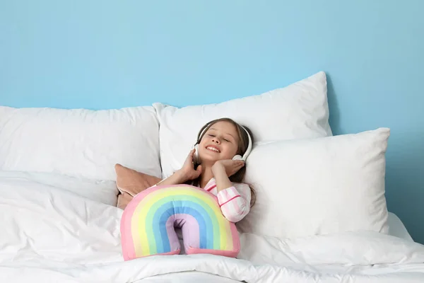 Little Girl Headphones Rainbow Pillow Bedroom — Stock Photo, Image