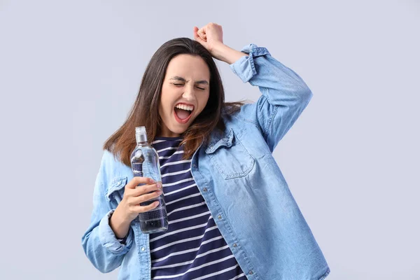 Jeune Femme Avec Bouteille Vodka Sur Fond Clair — Photo